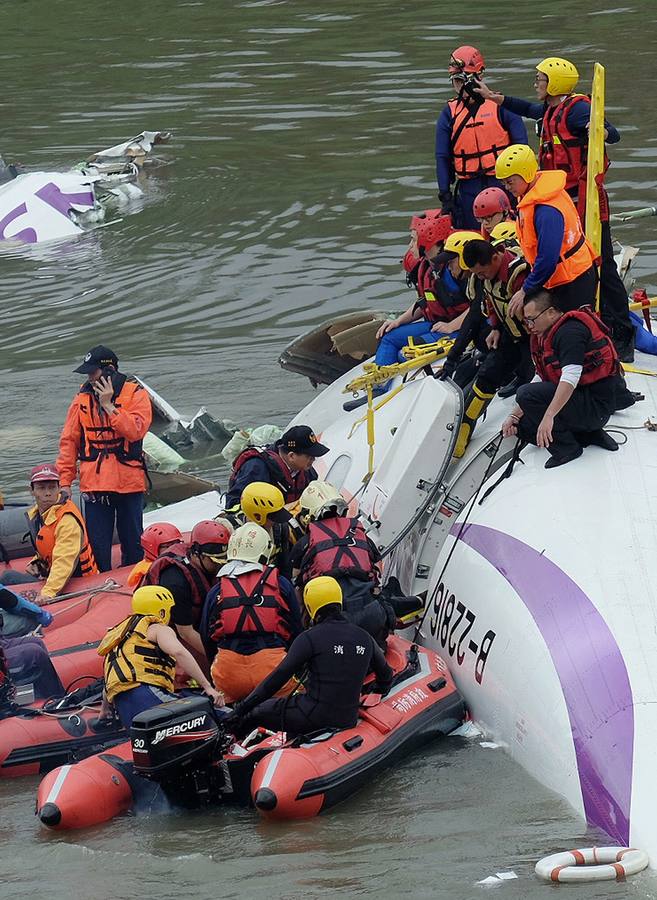 Se estrella un avión con 58 ocupantes en un río de Taiwán