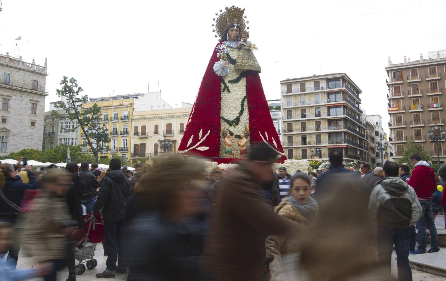 Público en la plaza de la Virgen pese a la lluvia