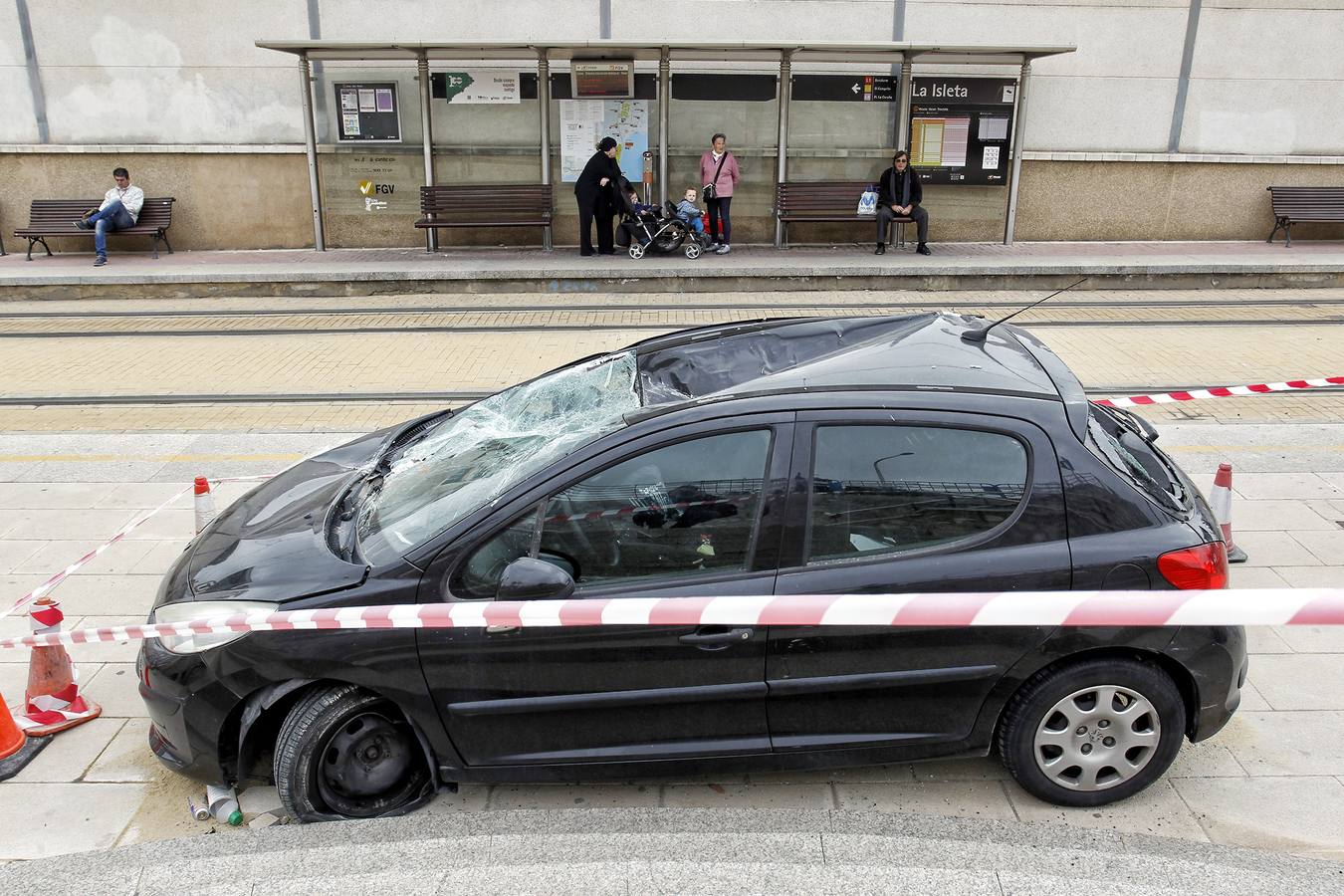 Un coche 'aterriza' en la parada La Isleta del TRAM