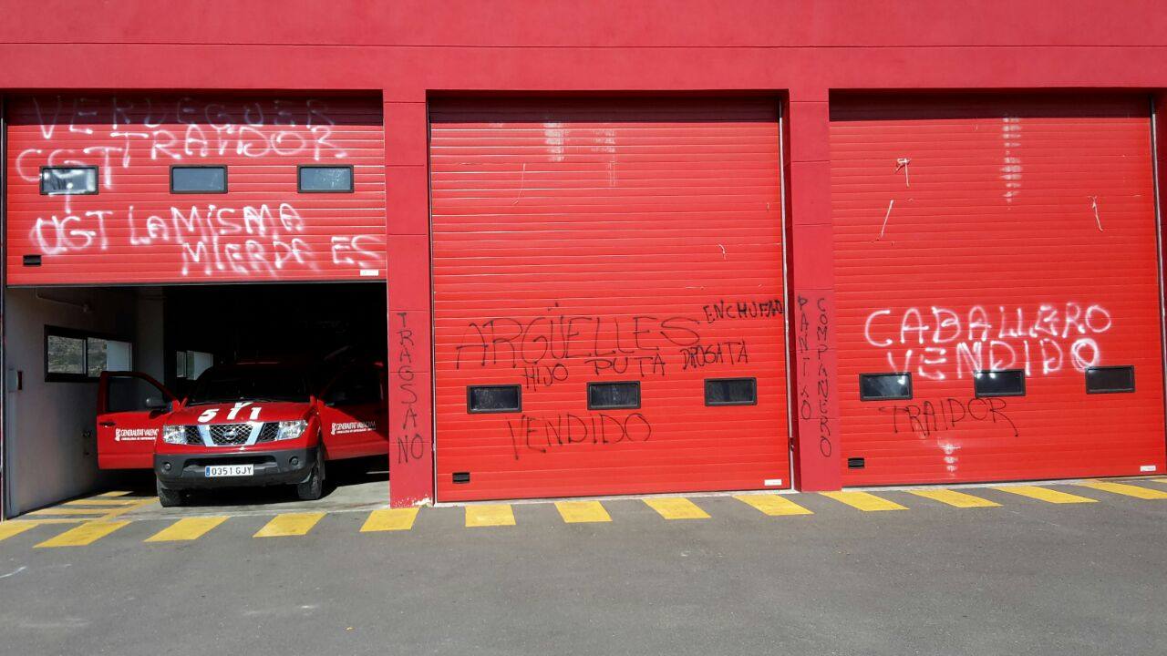 Pintadas en el parque de emergencias de Yàtova