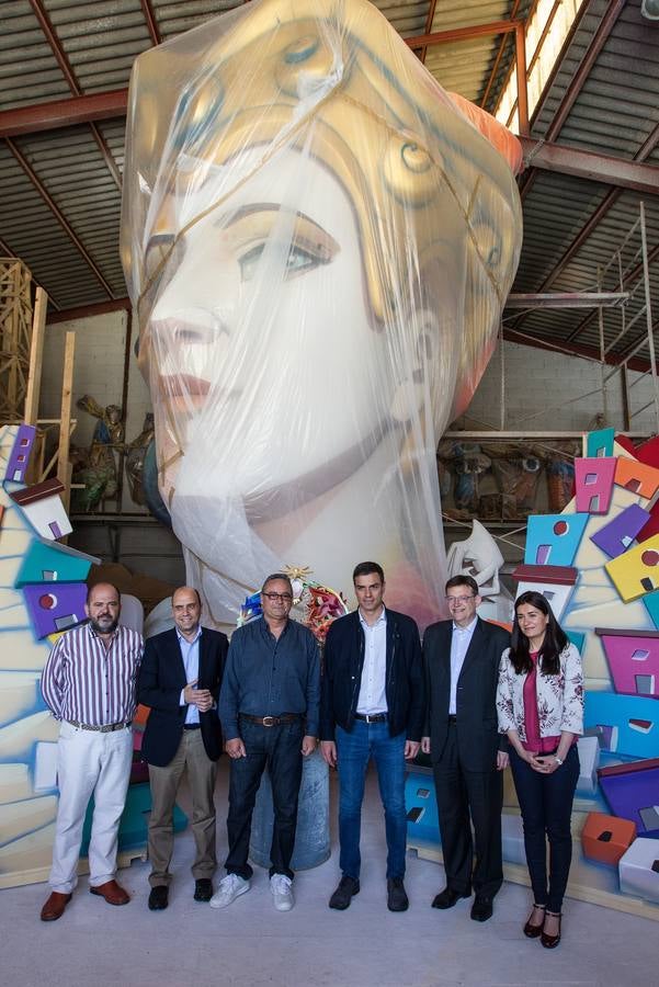 Pedro Sánchez visita el taller del artista Pedro Espadero