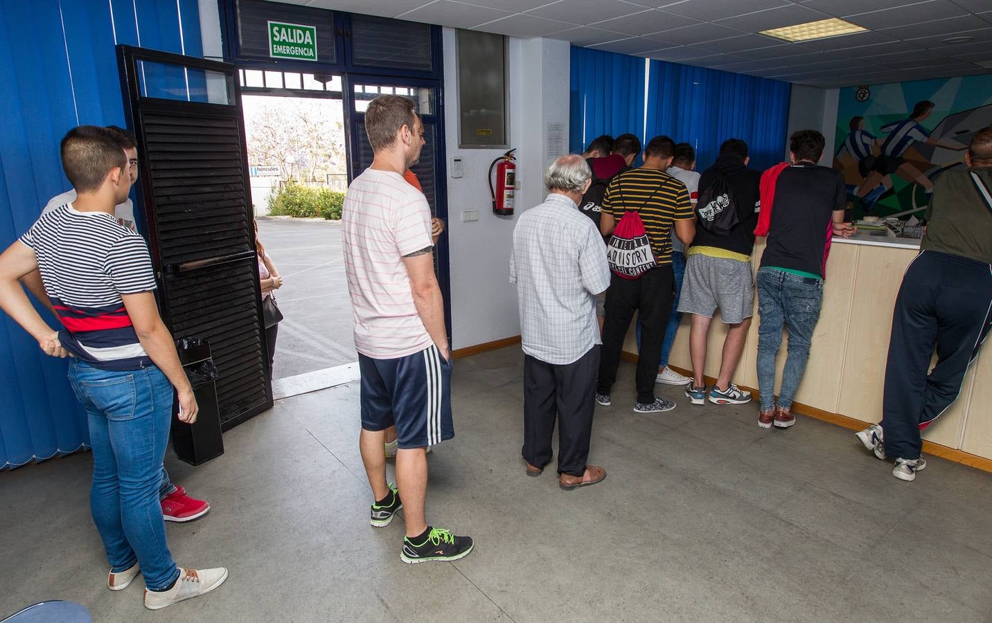 Los aficionados del Hércules compran sus entradas del encuentro contra el Murcia