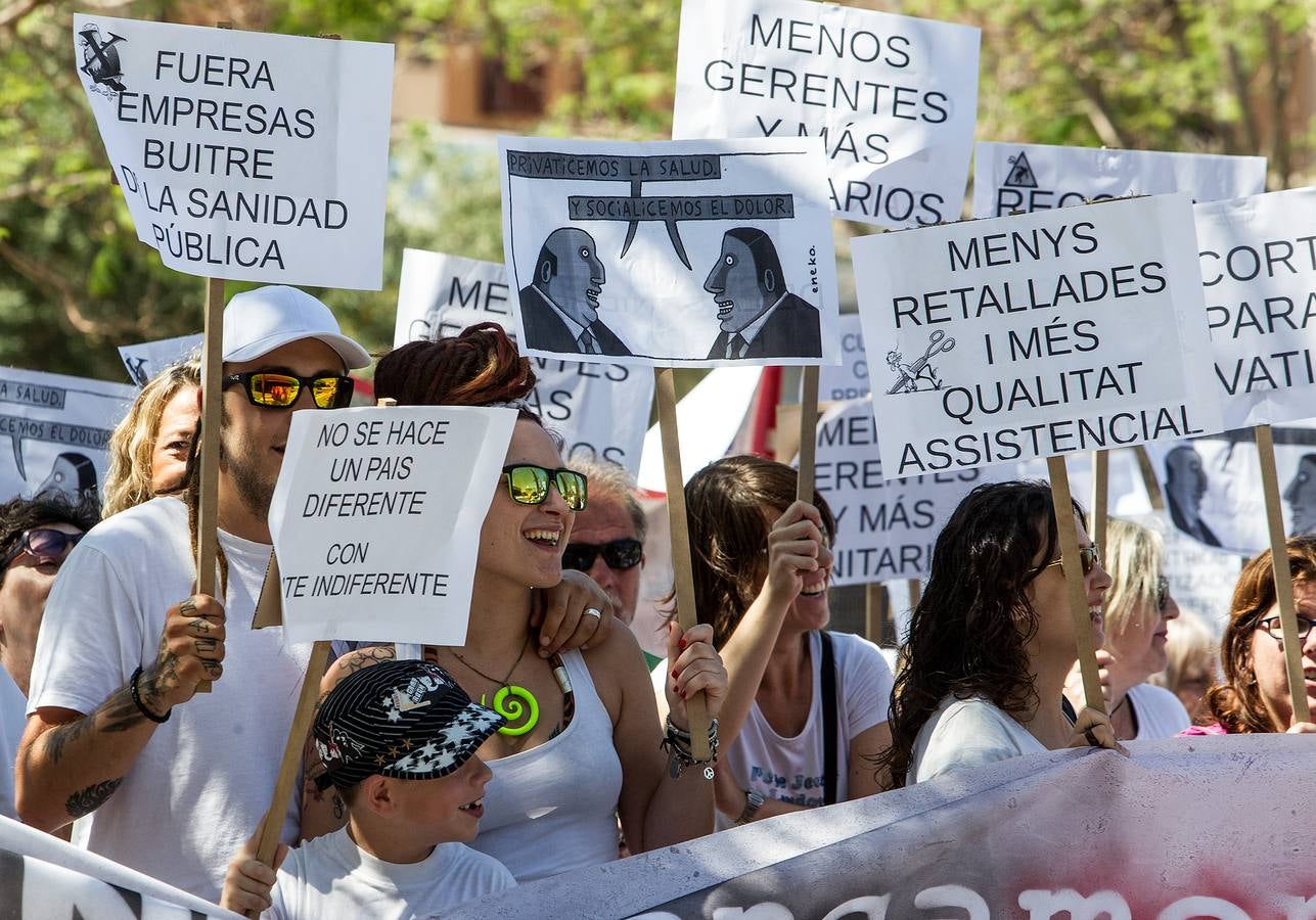 Protesta en el Hospital General de Alicante por el cierre de camas