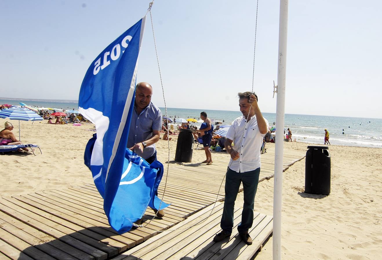 Izado de la Bandera Azul en la playa de La Marina de Elche