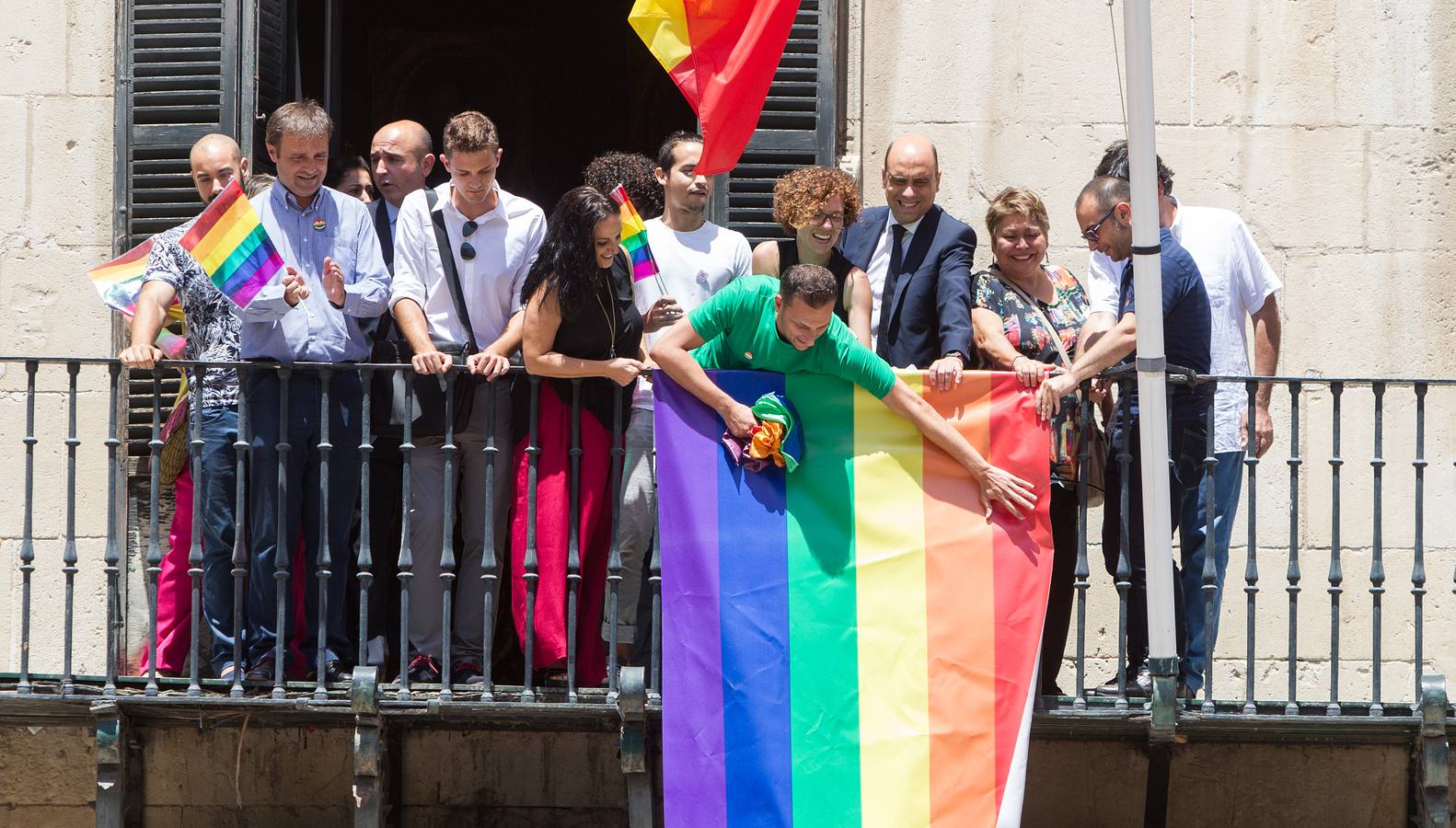 Alicante despliega tres banderas arcoiris en favor de la igualdad