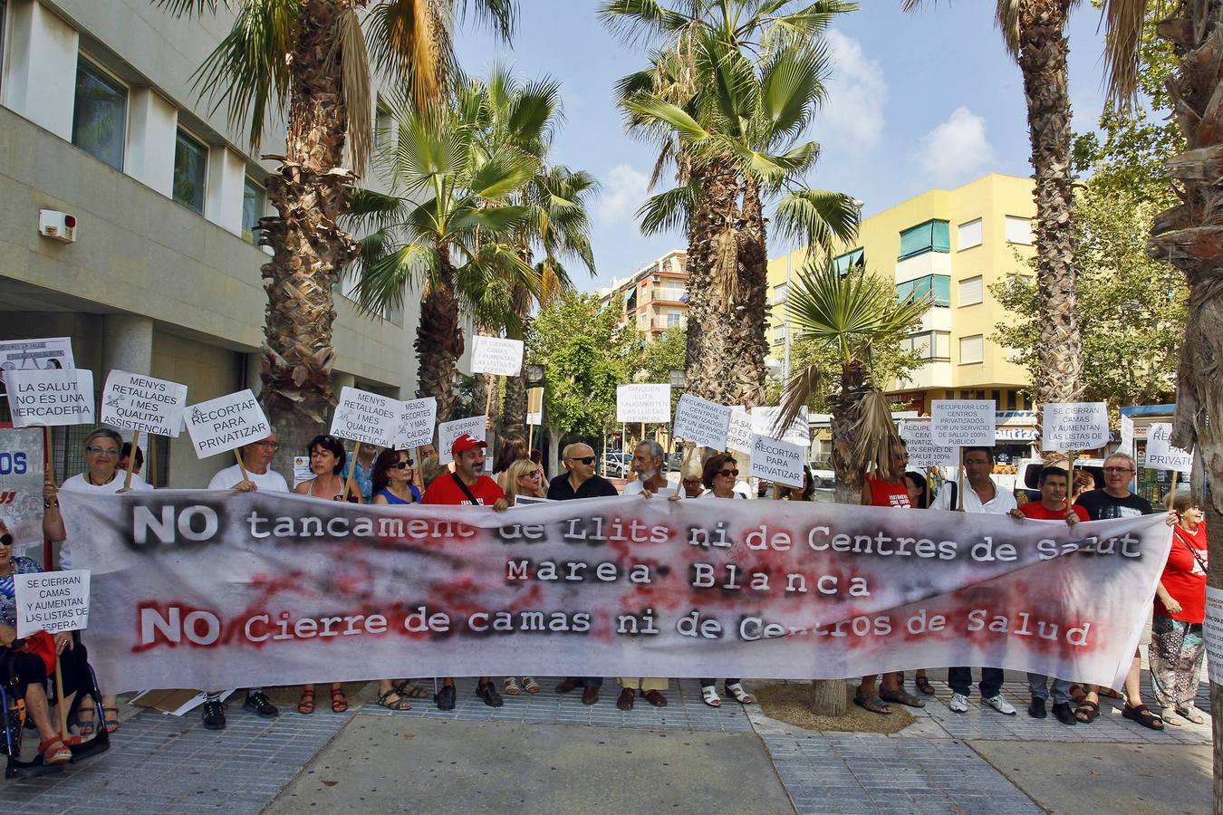 Concentración en unión con la marea blanca de Alicante