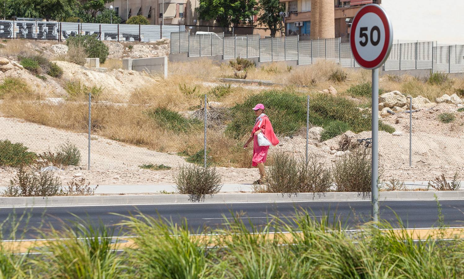 Nuevo parque en la Avenida de Elche con el césped seco y poco cuidado