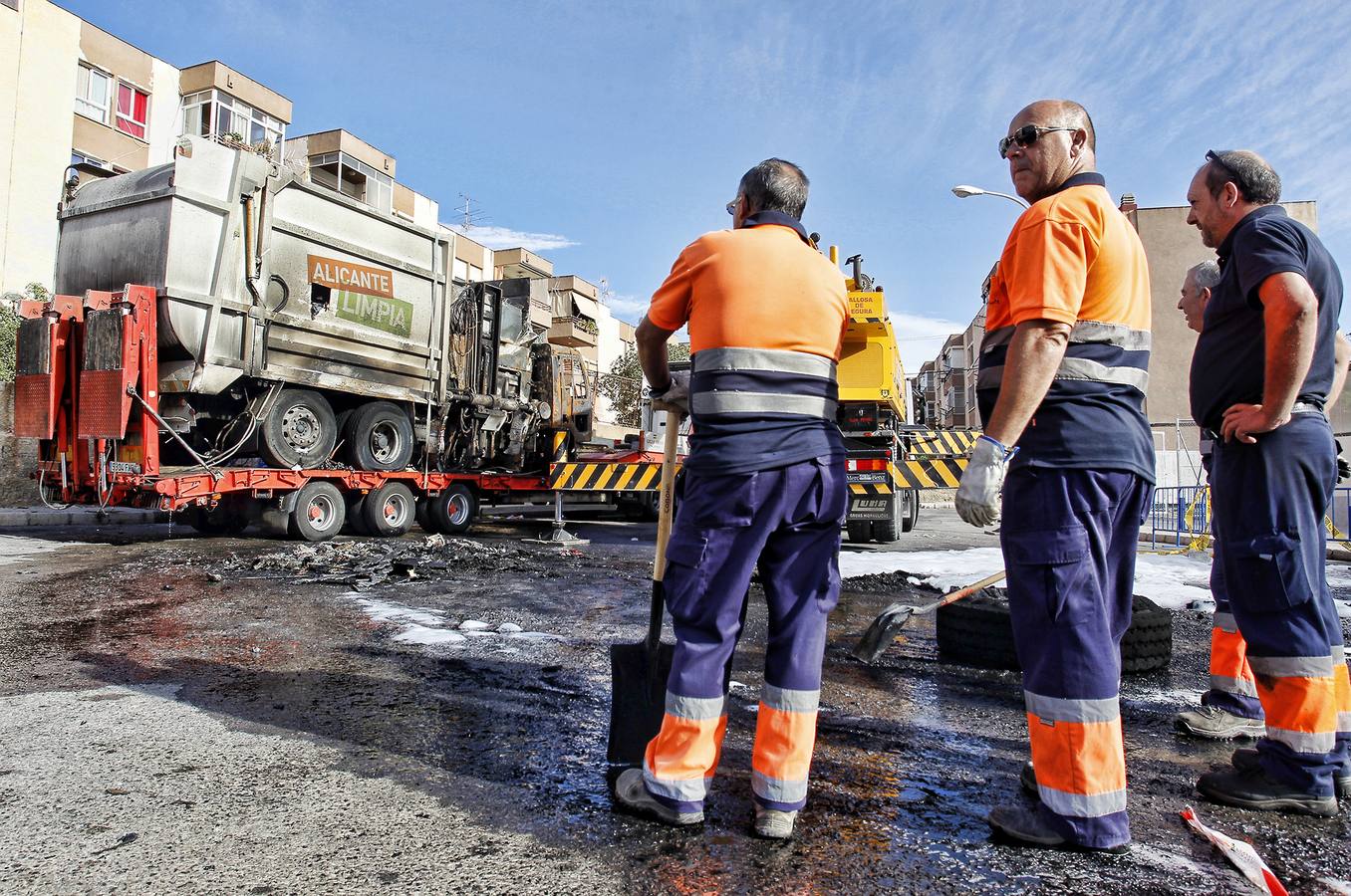 Incendio de un camión de recogida de basuras en Juan XXIII