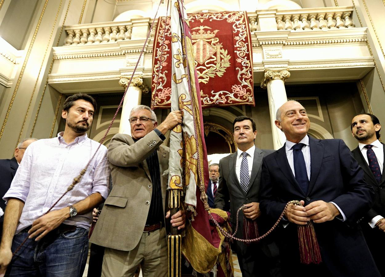 Traslado de la Senyera del Museo Histórico al Salón de Cristal del Ayuntamiento