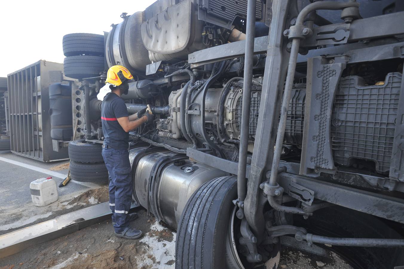 El vuelco de un camión interrumpe varias horas un acceso a la A-7 en Elche