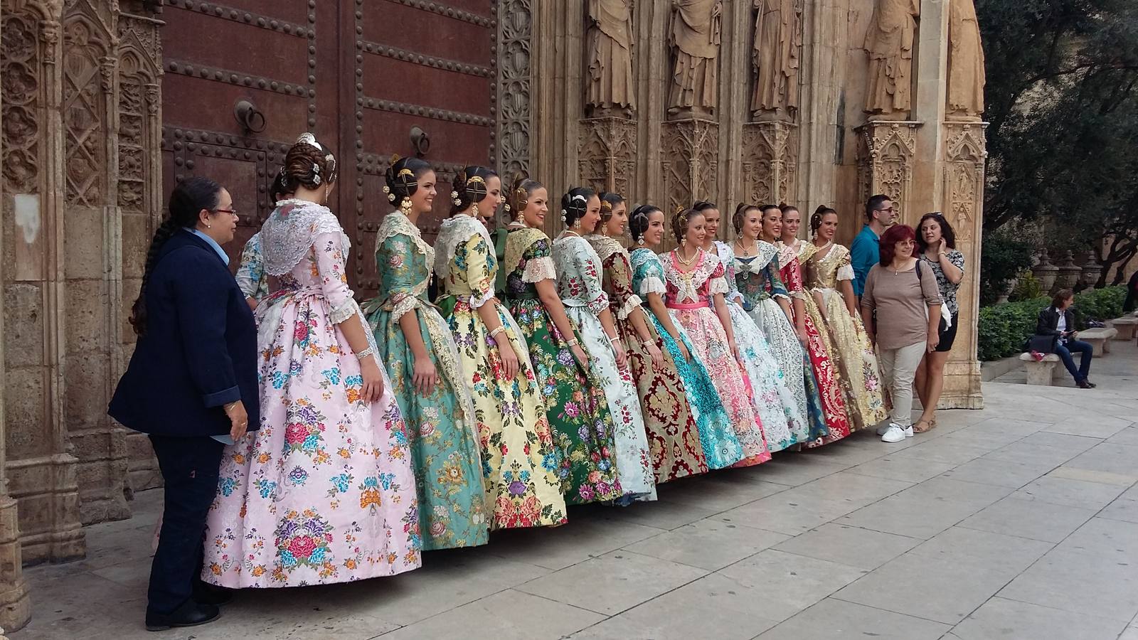La candidatas a Fallera Mayor de Valencia se dejan ver en la Plaza de la Virgen