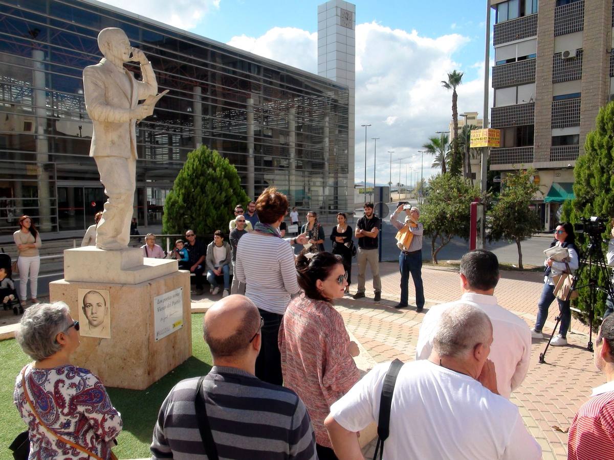 Recuerdo al poeta «a plena luz»