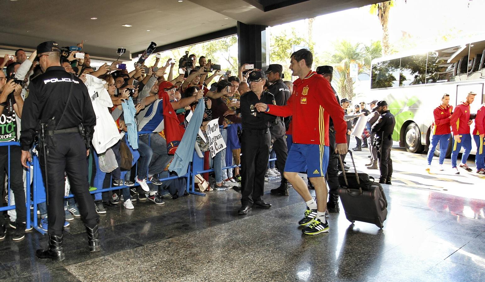 Aficionados reciben a la selección española en Alicante