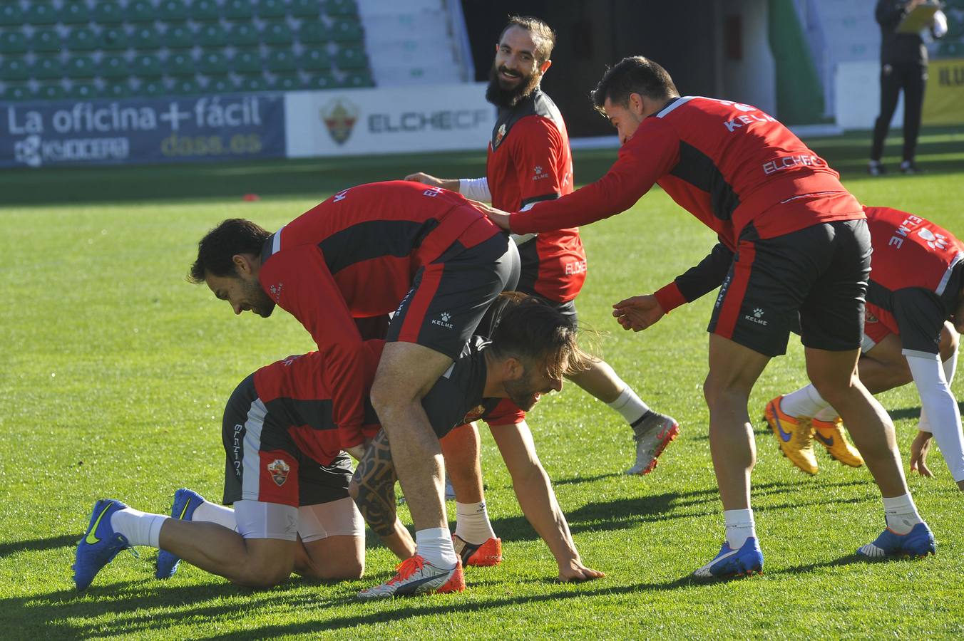 El Elche realiza la última sesión de entrenamiento antes de viajar a Valladolid