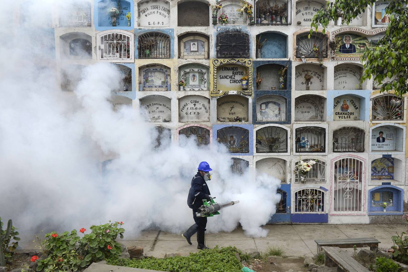 Así se fumiga un cementerio en Perú