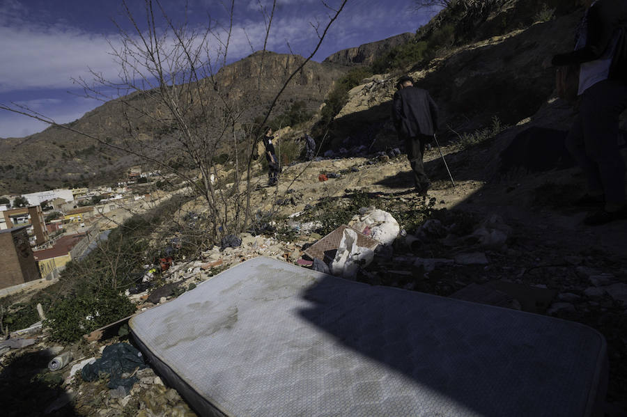 Acumulación de basura en la trasera de la Ermita de San Antonio de Capuchinos