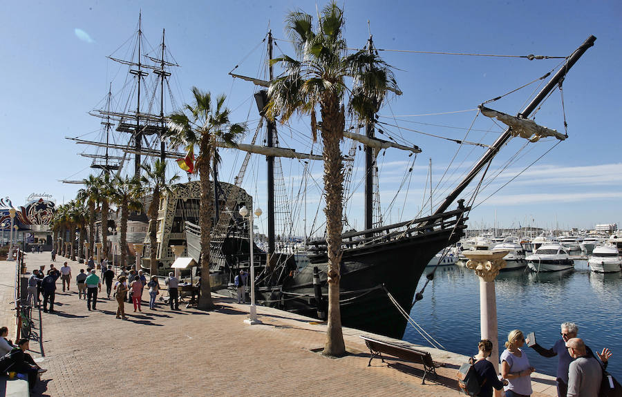 La nao 'Victoria' atraca en el puerto de Alicante