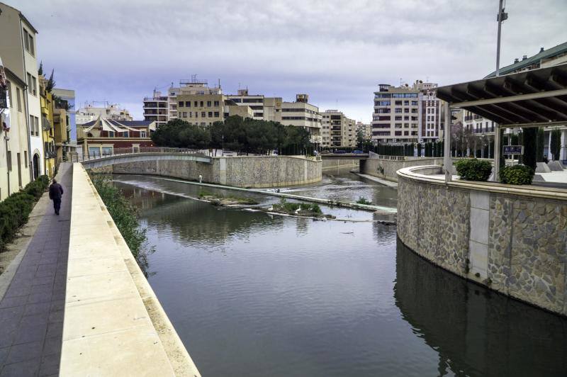 Medio Ambiente limpia el cauce urbano del río Segura ante la inacción de la Confederación