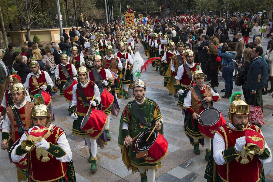 Los Armaos escoltan a los pasos en las procesiones de Domingo de Ramos en Orihuela