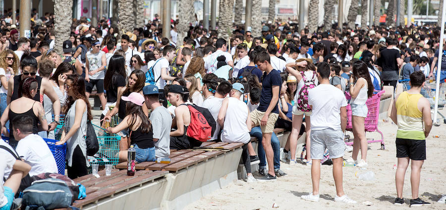 Los jóvenes trasladan la fiesta a la playa de San Juan