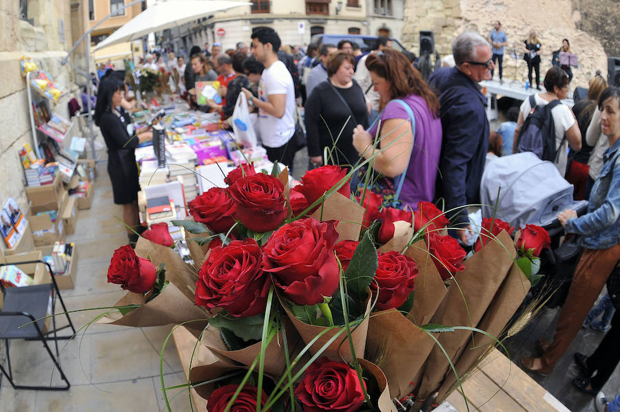 Flores y libros para animar el centro de Elche