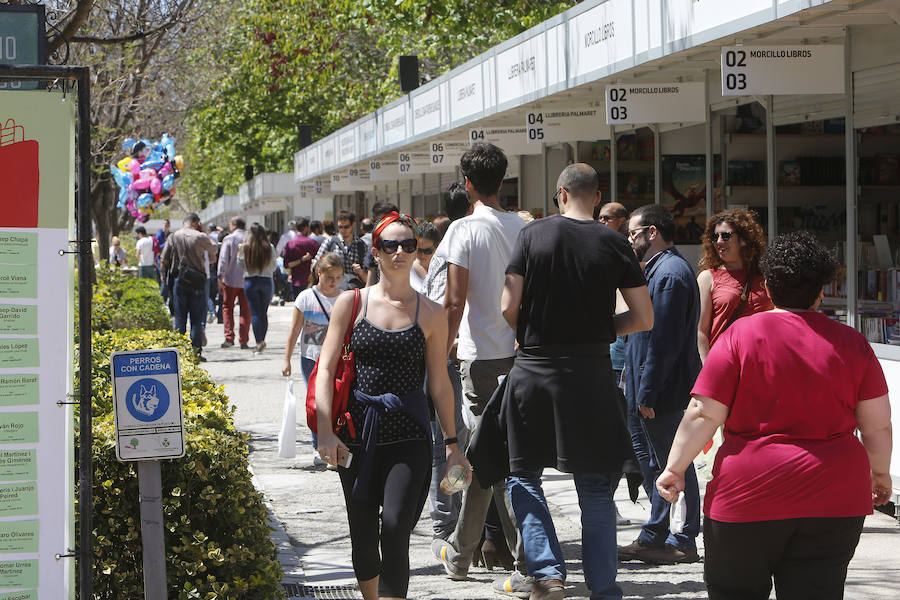 La Fira del Llibre registra el primer llenazo