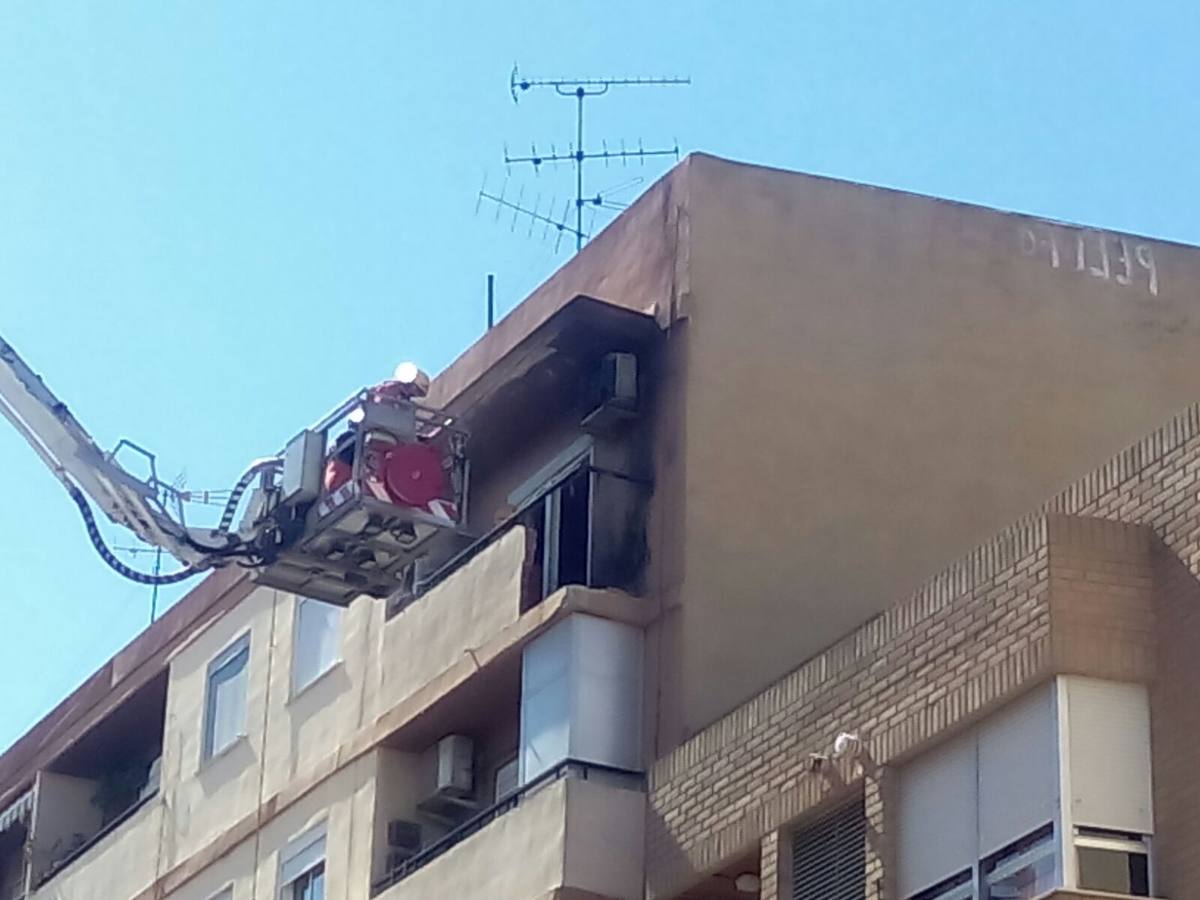 Una explosión destroza el balcón de un piso en Tavernes Blanques