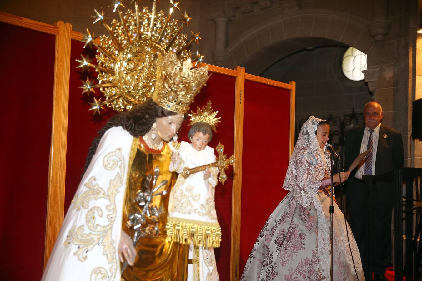 El Besamanos a la Virgen de los Desamparados, en imágenes