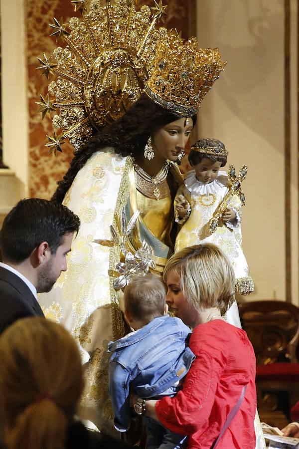 Fotos del Besamanos a la Virgen de los Desamparados (3)