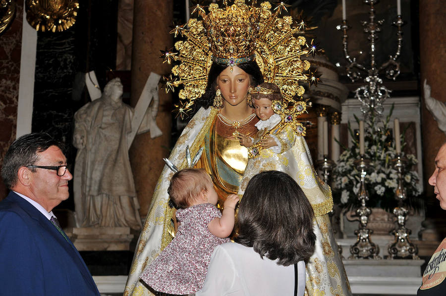 Fotos del Besamanos a la Virgen de los Desamparados