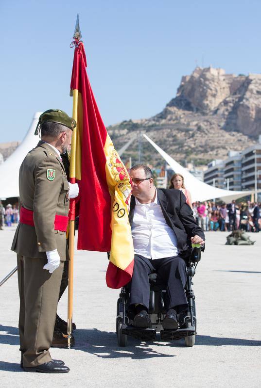 Casi medio millar de personas jura bandera en Alicante