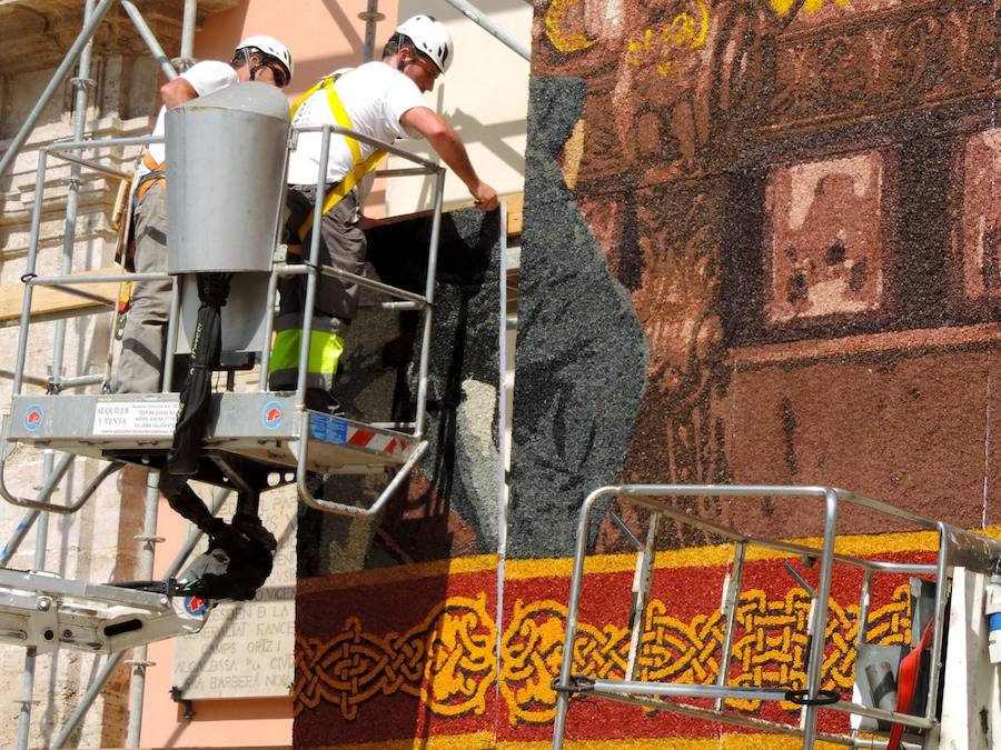 Fotos del tapiz del Corpus Christi instalado en la plaza de la Virgen de Valencia
