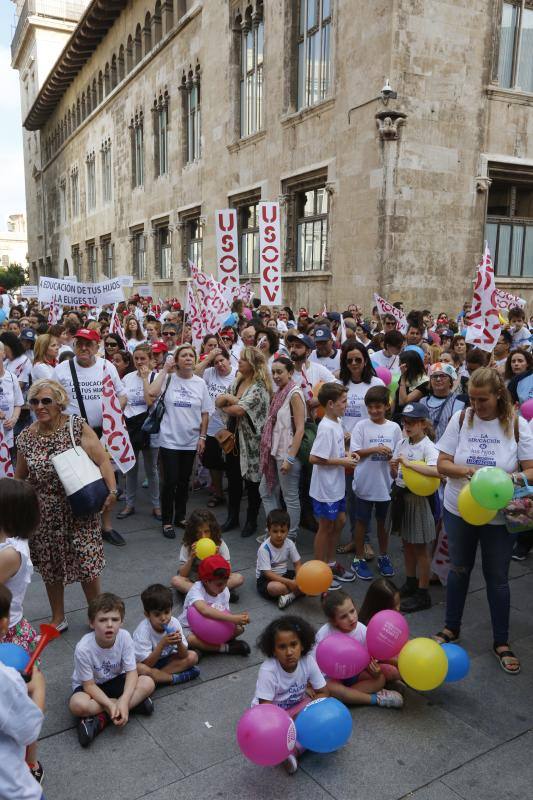 Una cadena humana en Valencia por la libertad educativa