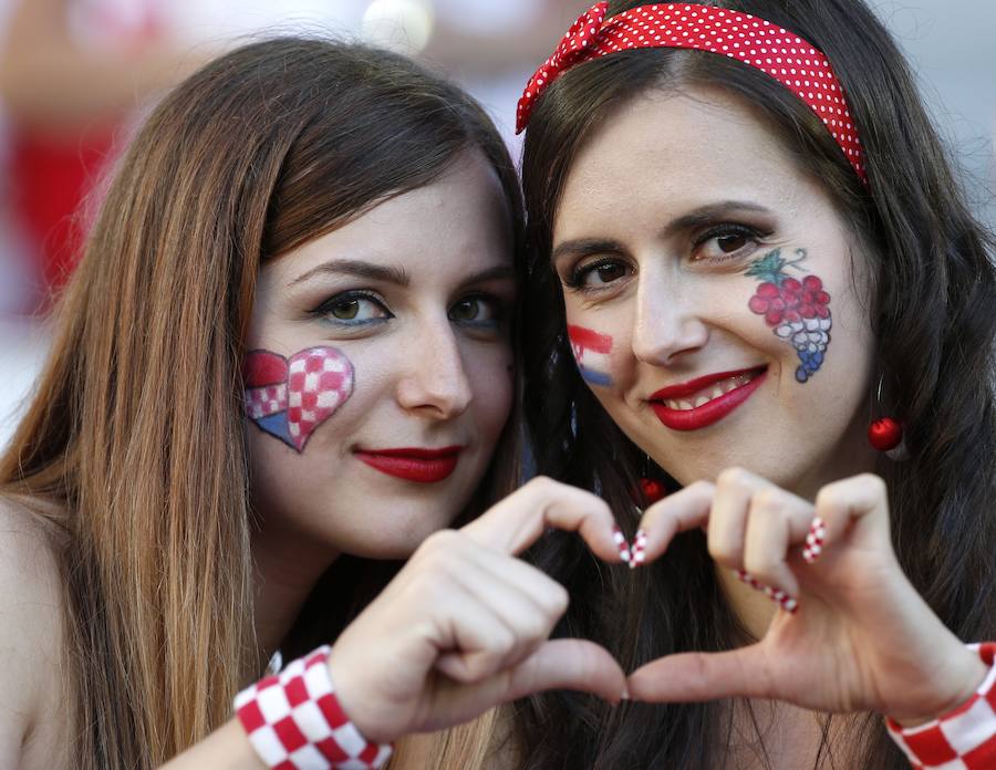 Fotos de las aficiones española y croata