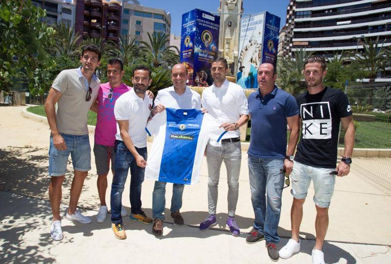 El Hércules acude a la mascletá y obsequia al alcalde con una camiseta