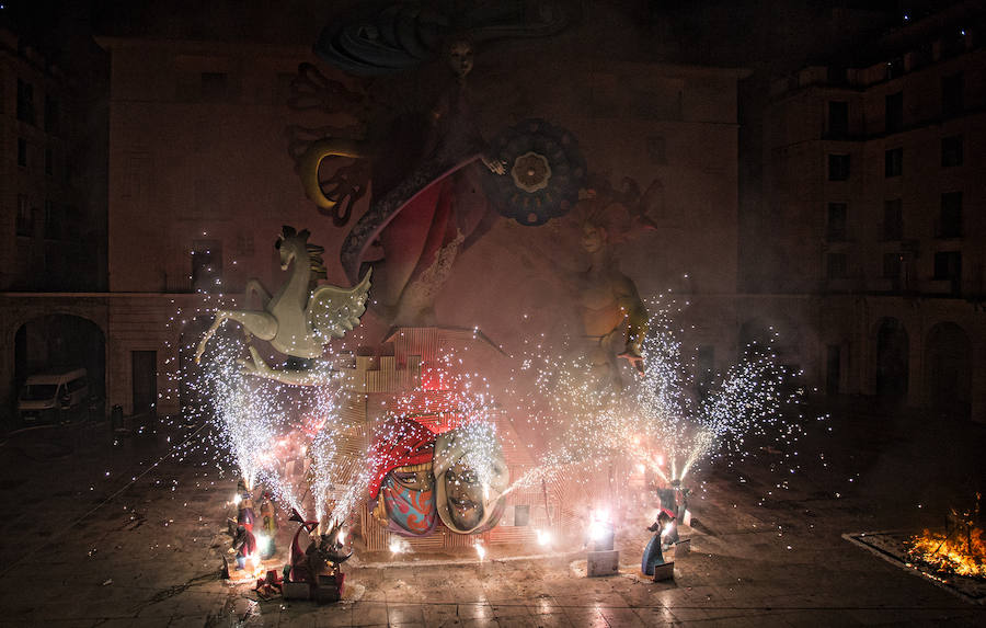 Noche de cremá de Hogueras de San Juan 2016