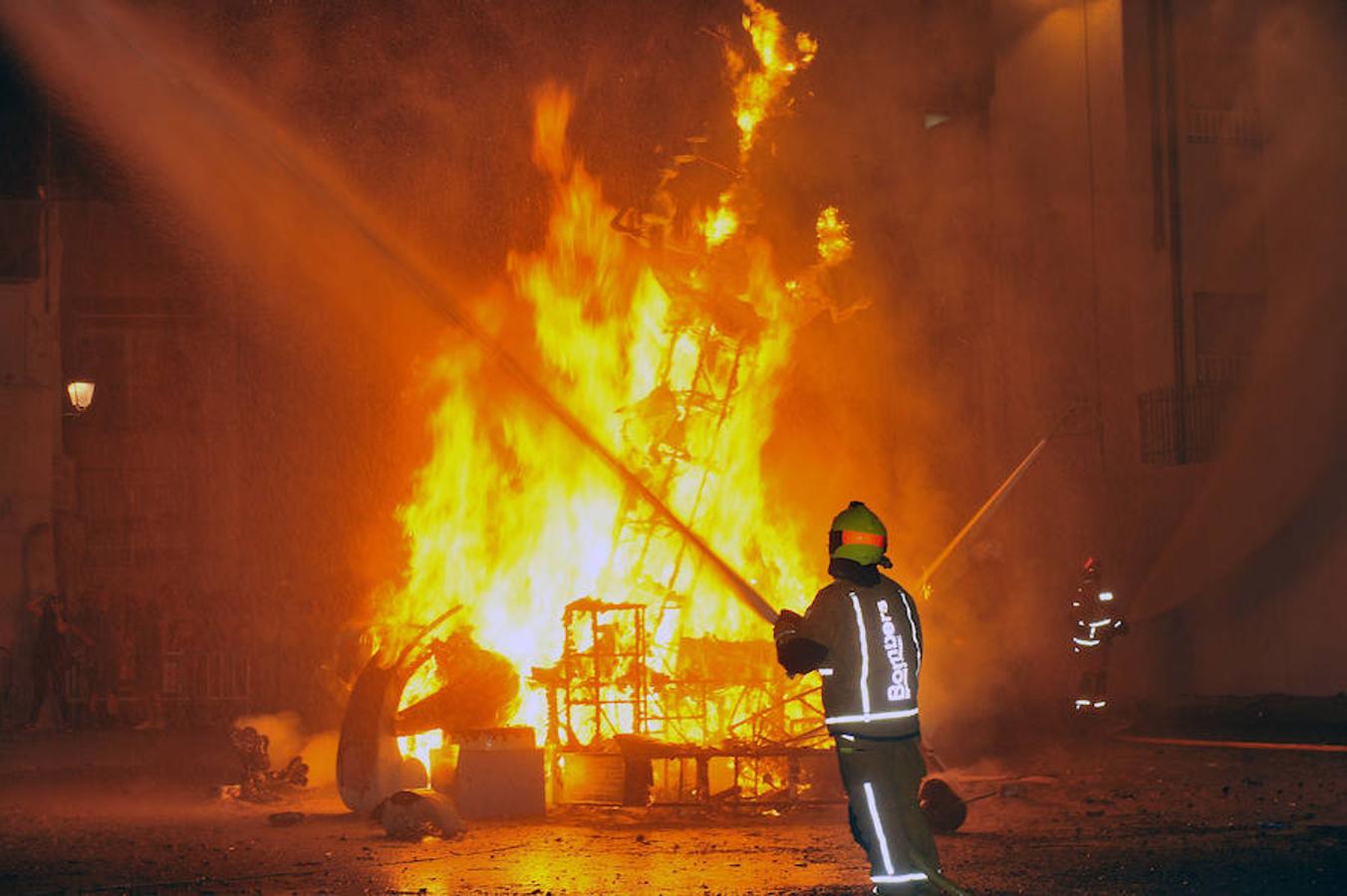 Fuego y agua en la cremà del Raval de Elche