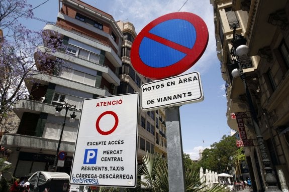 El Ayuntamiento de Valencia rotulará en castellano y valenciano todas las señales de la ciudad