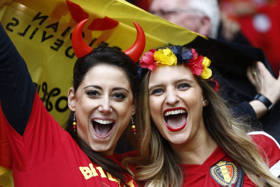 Los aficionados belgas y galeses inundan las gradas del estadio de Lille