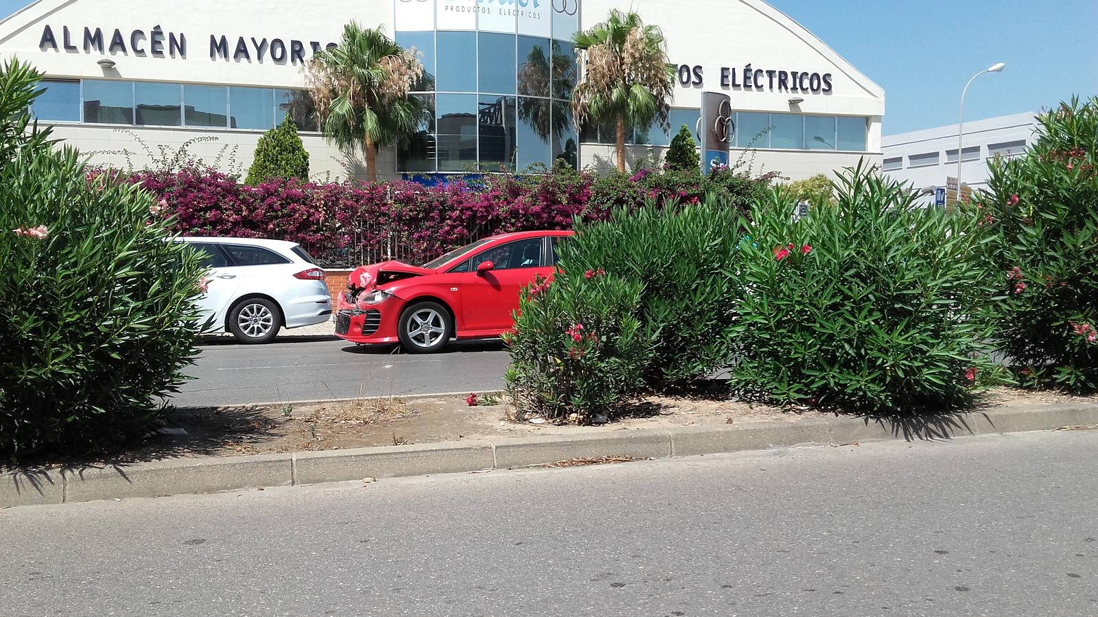 Fotos del accidente de la rontonda 'fantasma' de Vara de Quart