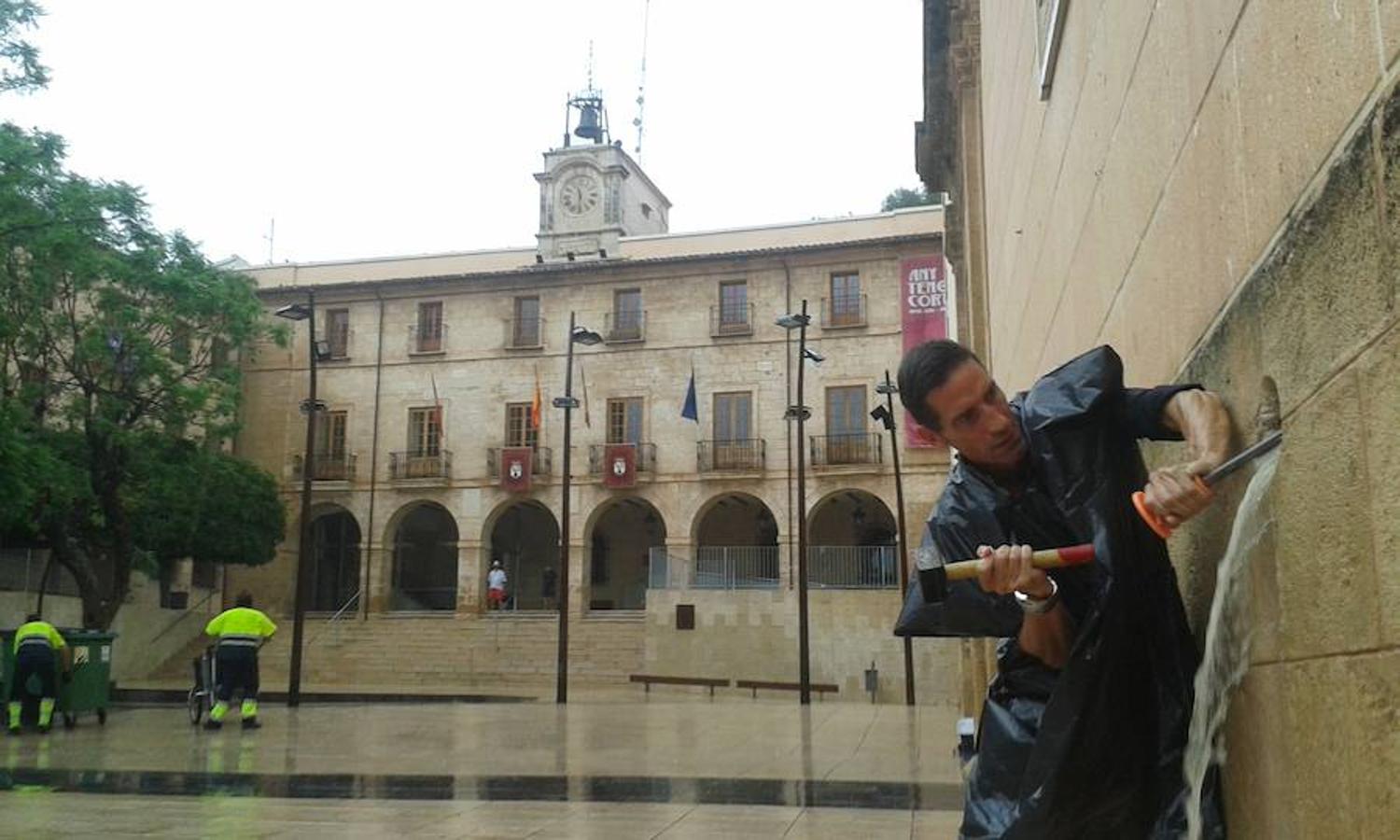 Una tormenta inunda Dénia y obliga a cerrar playas en Calpe por derrumbes