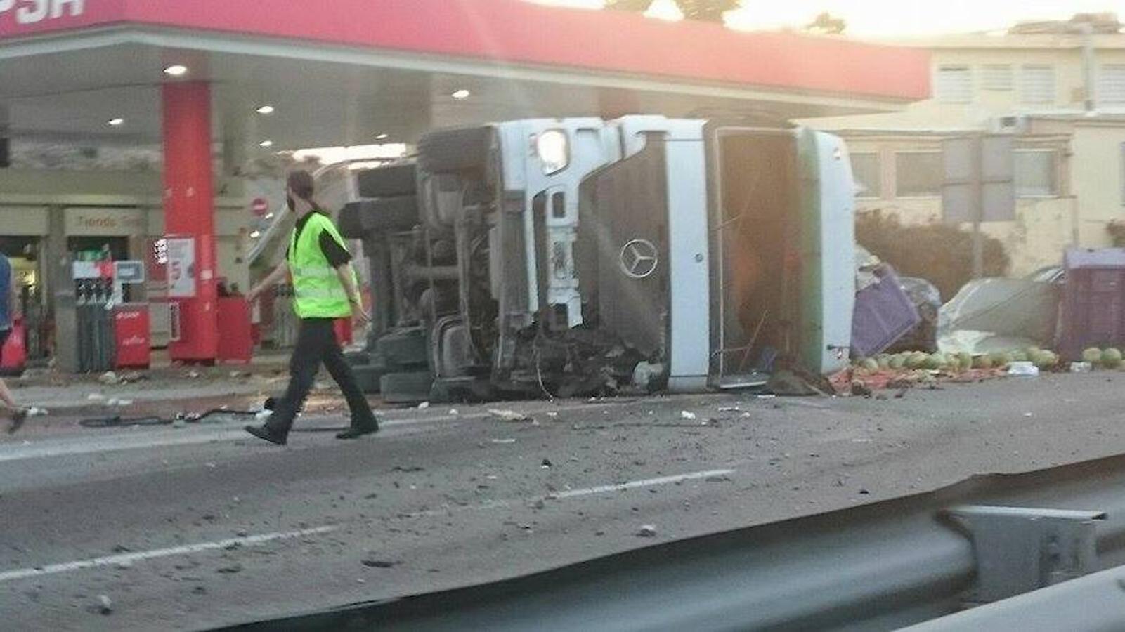 Un muerto y nueve heridos en Petrer al colisionar un camión con varios coches