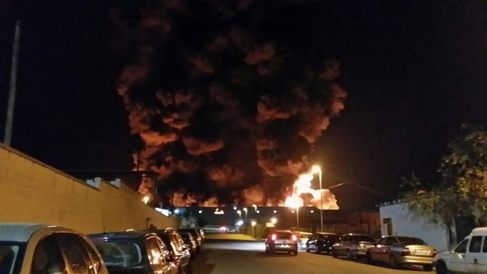 Fotos del incendio en una empresa de plásticos de l'Olleria obliga a desalojar a 118 ancianos de una residencia