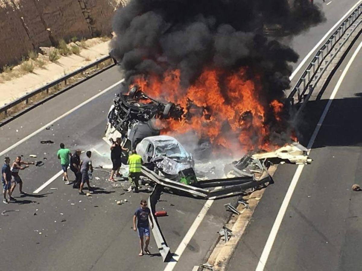 Cuatro muertos en un accidente entre un camión y dos coches en la A-7, a la altura de Elche