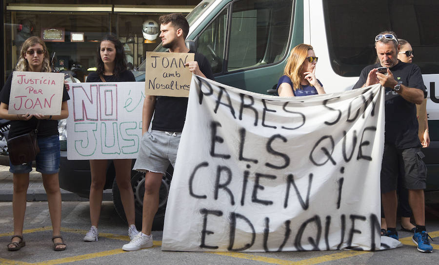 Fotos de los padres de Sueca que la justicia les obliga a entregar a su hijo adoptivo