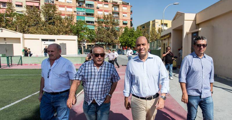 Gabriel Echávarri visita el barrio de La Florida