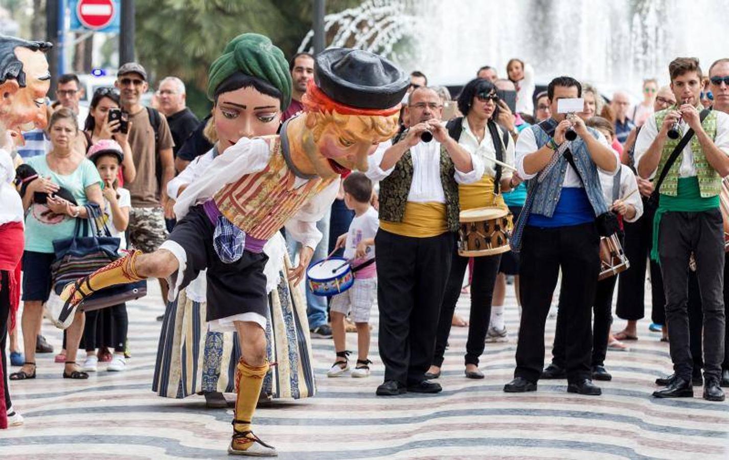 Dolçaines y gegants en la celebración del 9 d'Octubre en Alicante