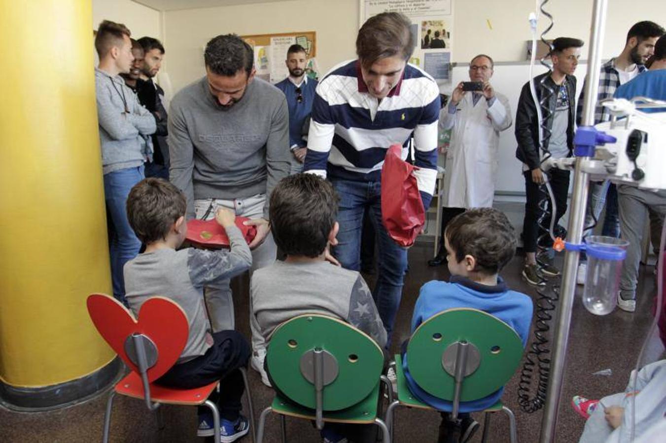 Los jugadores del Hércules visitan a los menores ingresados en el hospital