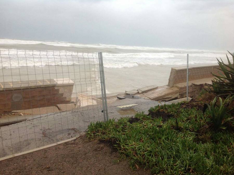 El dañado muro de la playa de El Saler tras una noche en vela
