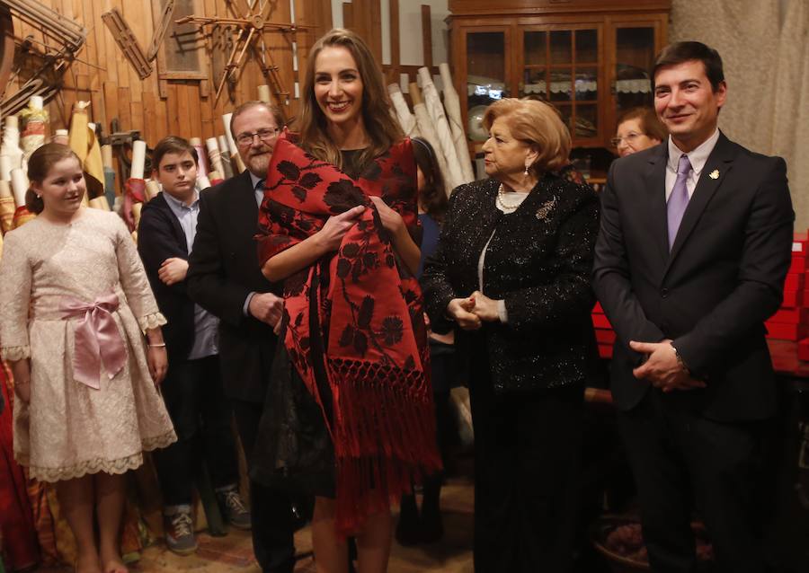 Fallas 2017 | Fotos en la entrega de pañolones a Raquel Alario y Clara Parejo